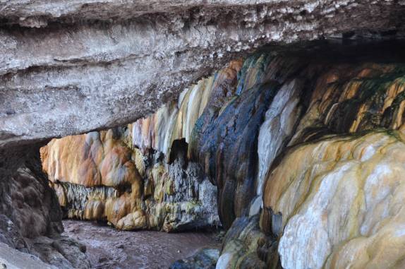 As águas termais e sulfurosas deixam a rocha pintada ao lado das ruínas das antigas termas de Puente del Inca, perto do Monte Aconcágua, na Argentina